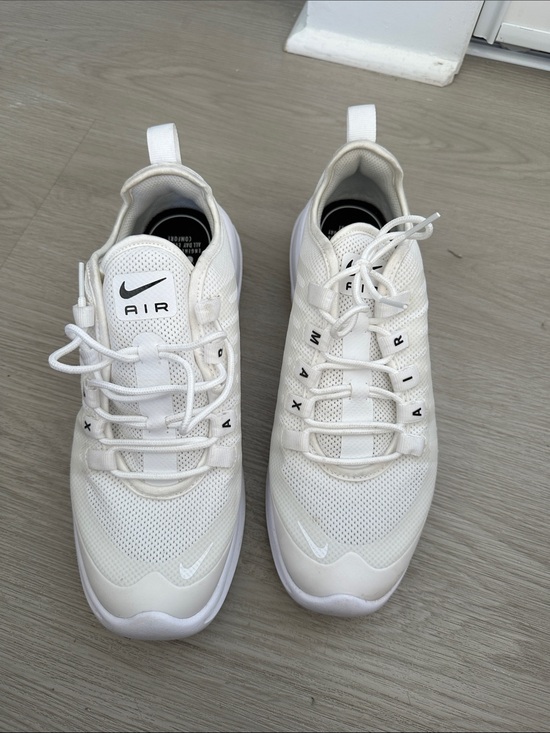 Nike Shoes - Nike Men’s White Air Max Lightweight Sneakers